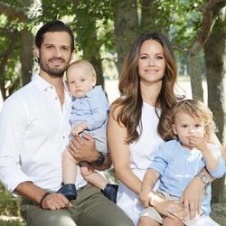 Carlos Felipe de Suecia y Sofia Hellqvist posan junto a sus hijos en el Palacio de Solliden