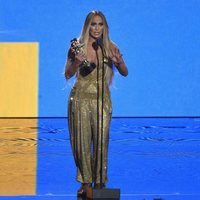 Jennifer Lopez recogiendo el 'Michael Jackson Video Vanguard' en los VMAs 2018