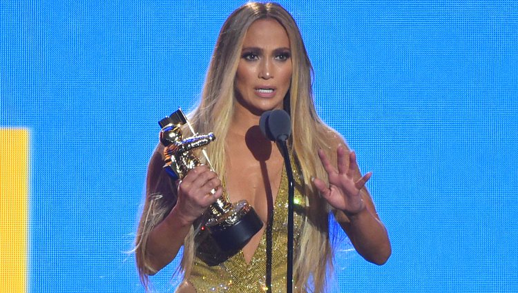 Jennifer Lopez recogiendo el 'Michael Jackson Video Vanguard' en los VMAs 2018