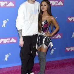 Pete Davidson y Ariana Grande en la alfombra roja de los VMAs 2018