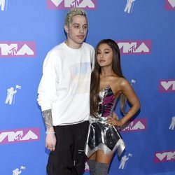 Pete Davidson y Ariana Grande en la alfombra roja de los VMAs 2018