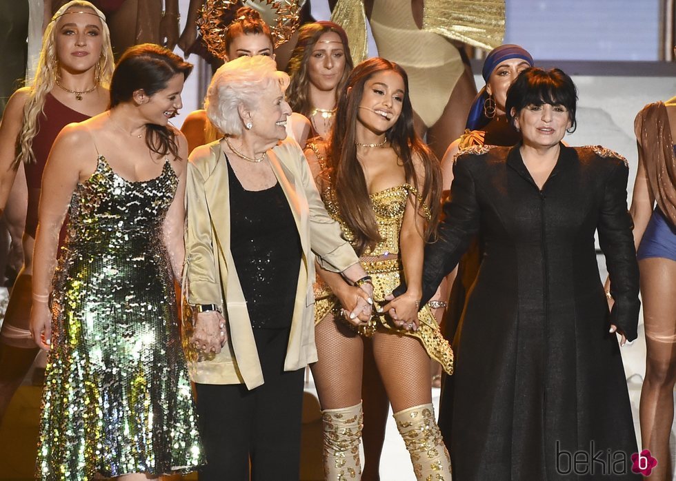 Ariana Grande junto a su tía, su abuela y su madre en la actuación de los VMAs 2018