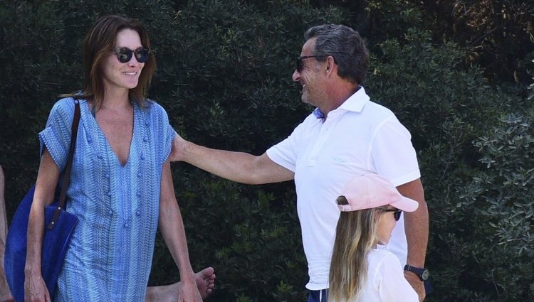 Nicolas Sarkozy y Carla Bruni comparten gestos cómplices junto a su hija Giulia en Bodrum