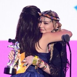 Madonna entregan el premio 'Vídeo del año' a Camila Cabello en los VMAs 2018