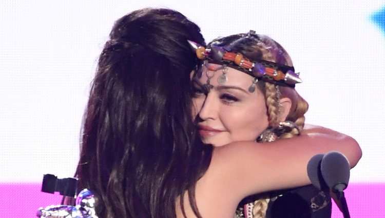 Madonna entregan el premio 'Vídeo del año' a Camila Cabello en los VMAs 2018
