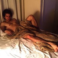 Dario Yazbek Bernal desnudo en la cama