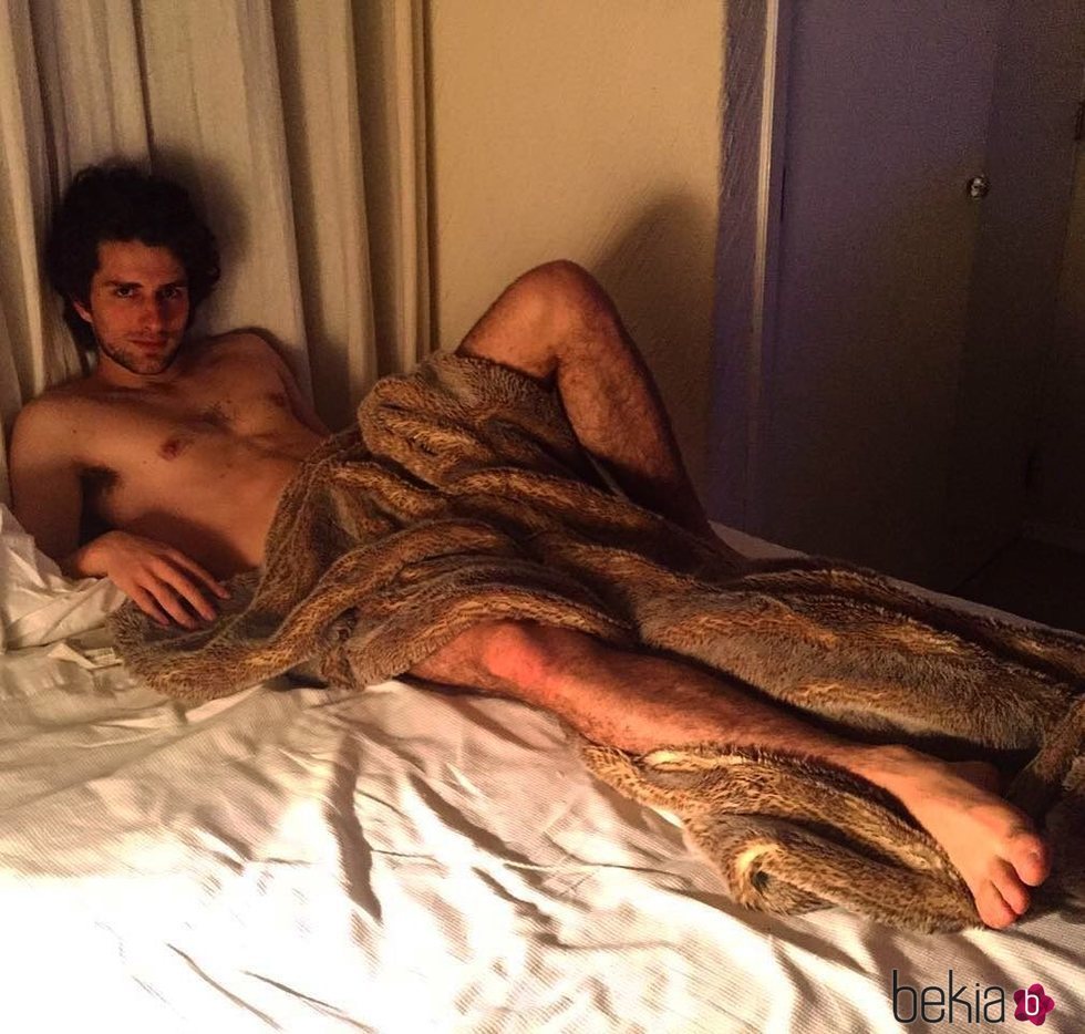 Dario Yazbek Bernal desnudo en la cama