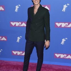 shawn Mendes en la alfombra roja de los VMAs 2018