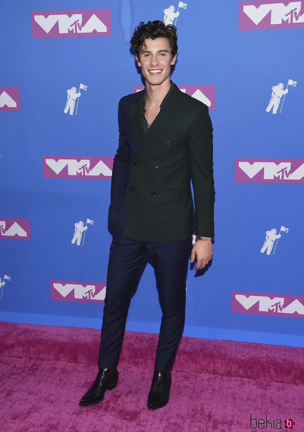 shawn Mendes en la alfombra roja de los VMAs 2018