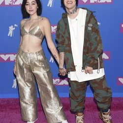 Noah Cyrus y Lil Xan en la alfombra roja de los VMAs 2018