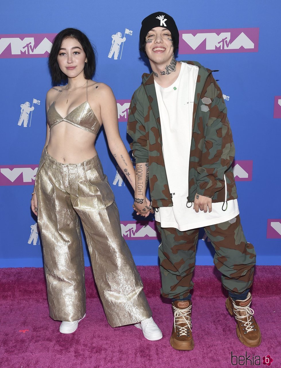 Noah Cyrus y Lil Xan en la alfombra roja de los VMAs 2018