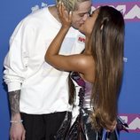 Ariana Grande y Pete Davidson besándose en la alfombra roja de los VMAs 2018