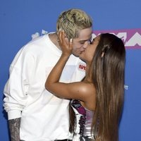 Ariana Grande y Pete Davidson besándose en la alfombra roja de los VMAs 2018