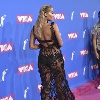 Rita Ora en la alfombra roja de los VMAs 2018