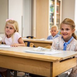 La Princesa Estela de Suecia muy contenta en su primer día de colegio