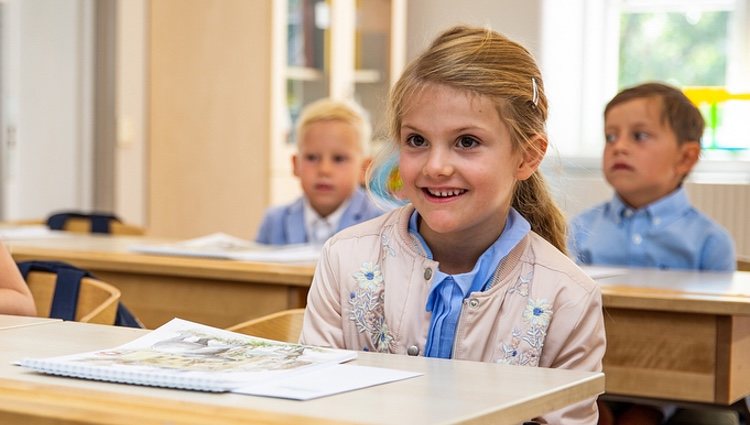 La Princesa Estela de Suecia muy contenta en su primer día de colegio