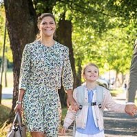 La Princesa Estela de Suecia acude junto a sus padres en su primer día de colegio