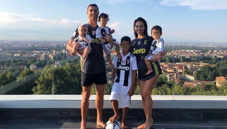 Cristiano Ronaldo y Georgina Rodríguez felices con sus hijos en su vida en Italia
