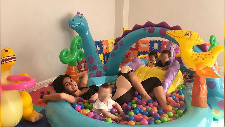 Georgina Rodríguez jugando en una piscina de bolas con los pequeños Mateo, Eva y Alana Martina