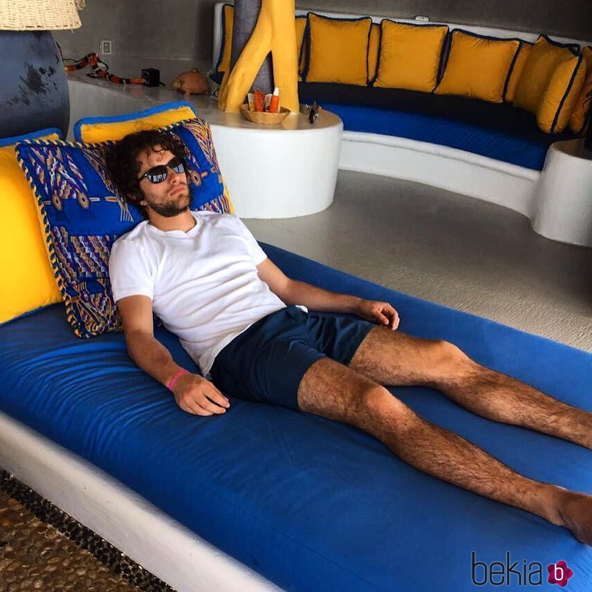 Dario Yazbek Bernal relajado en una tumbona