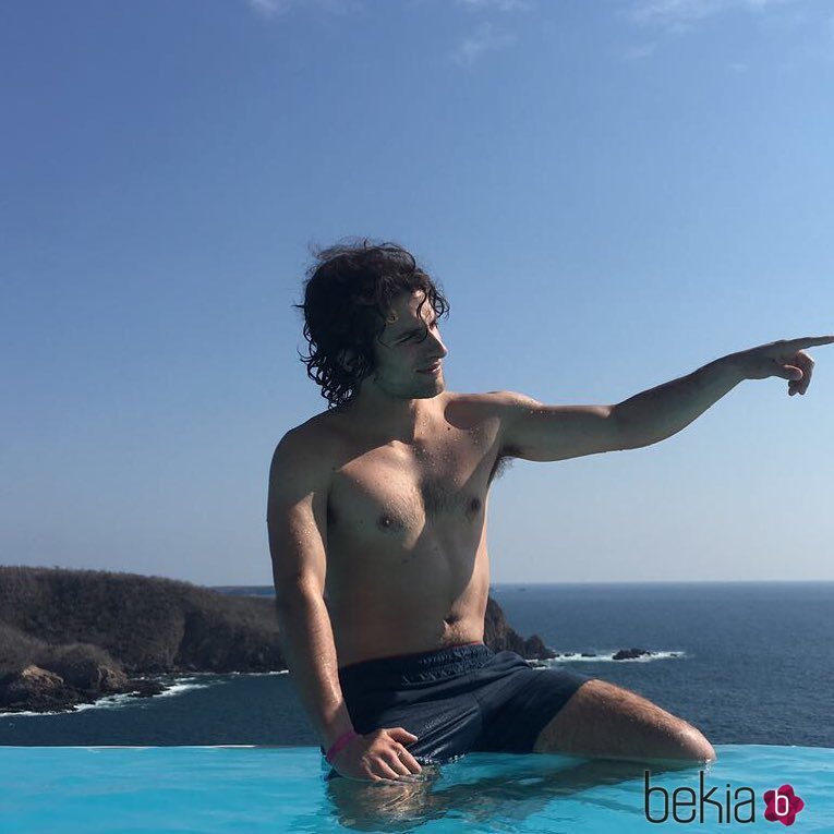 Dario Yazbek Bernal sin camiseta en la piscina