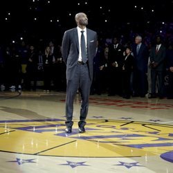 Kobe Bryant en la ceremonia de retirada de sus números 2017