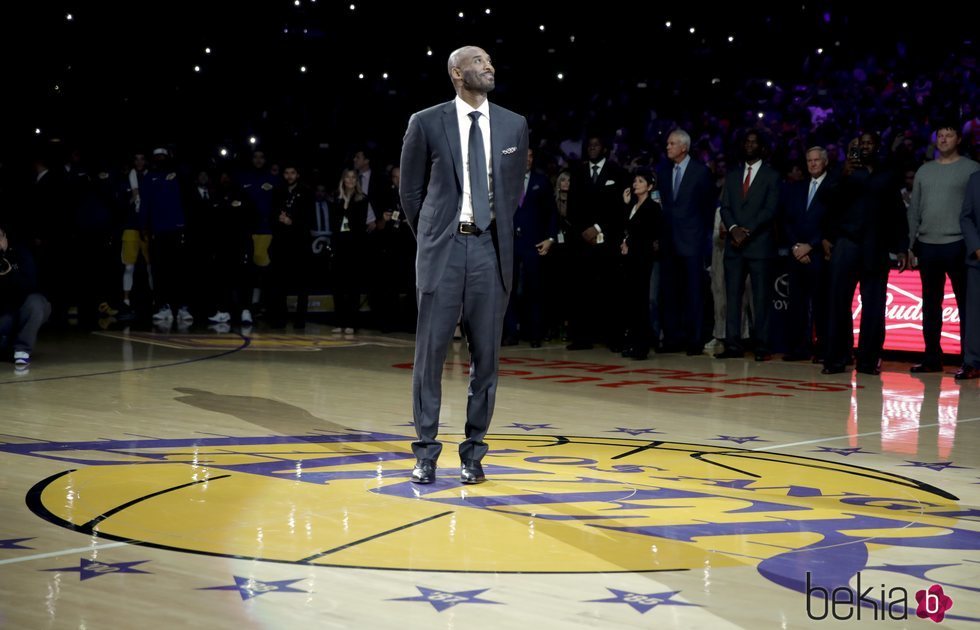 Kobe Bryant en la ceremonia de retirada de sus números 2017