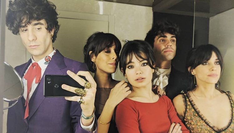 Javier Calvo, Belén Cuesta, Anna Castillo, Javier Ambrossi y Macarena García en el backstage de los Goya de 2018