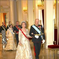 La Reina Sofía junto al Rey Harald de Noruega en una cena de gala