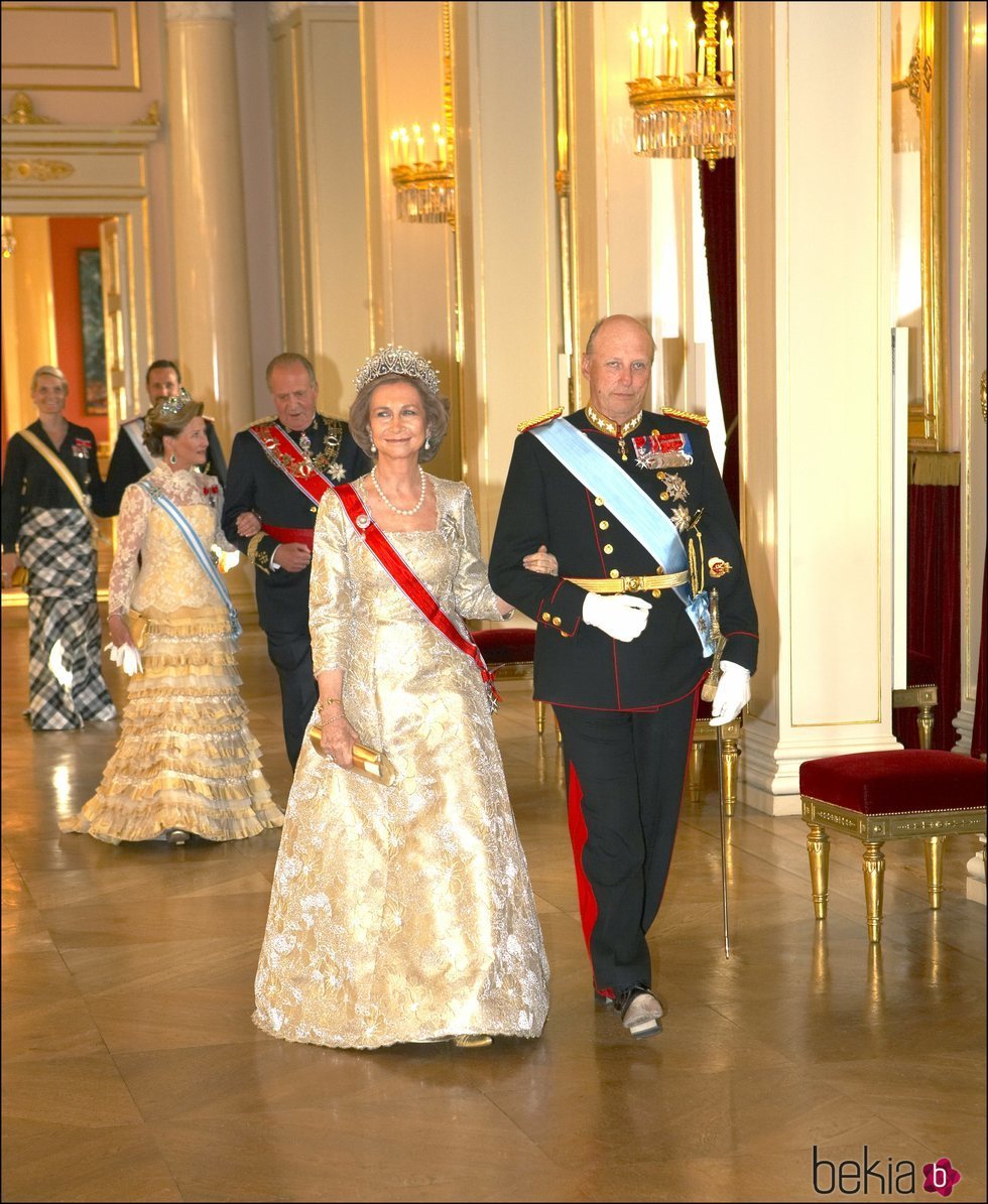 La Reina Sofía junto al Rey Harald de Noruega en una cena de gala
