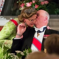 Harald de Noruega besa a su esposa durante la fiesta de su 80 cumpleaños