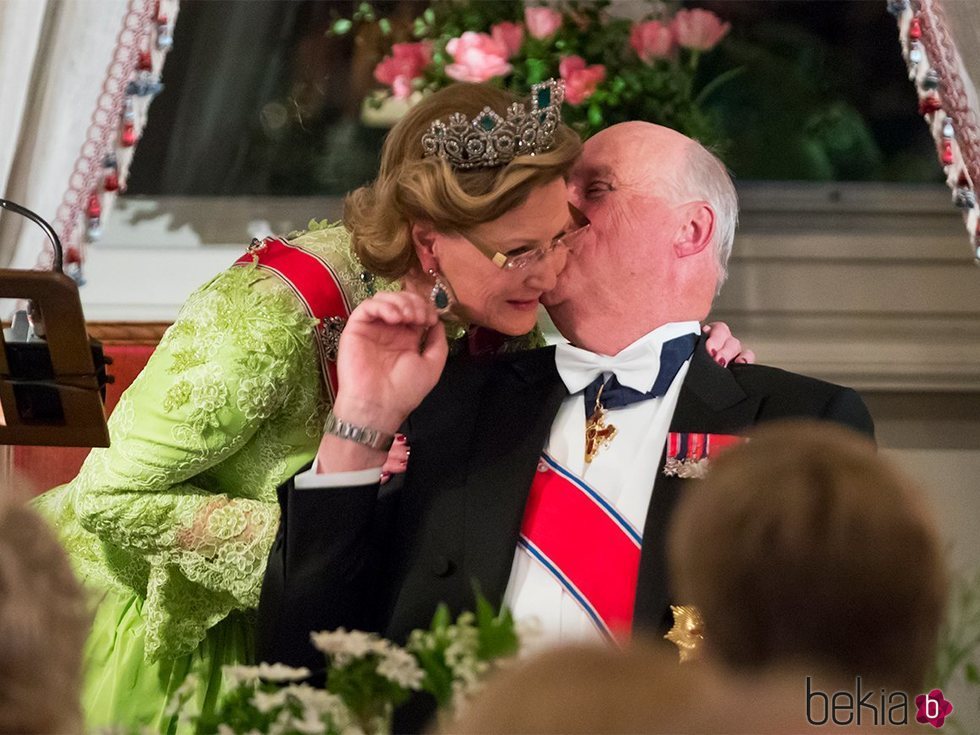 Harald de Noruega besa a su esposa durante la fiesta de su 80 cumpleaños