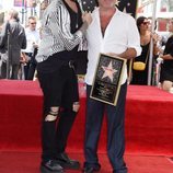 Adam Lambert acompaña a Simon Cowell en la entrega de su estrella en la Paseo de la Fama de Hollywood