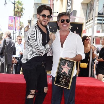 Adam Lambert acompaña a Simon Cowell en la entrega de su estrella en la Paseo de la Fama de Hollywood