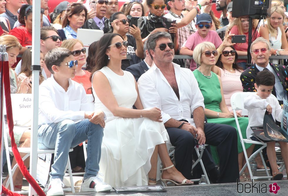 Simon Cowell espera acompañado de su familia a recibir su estrella en el Paseo de la Fama de Hollywood