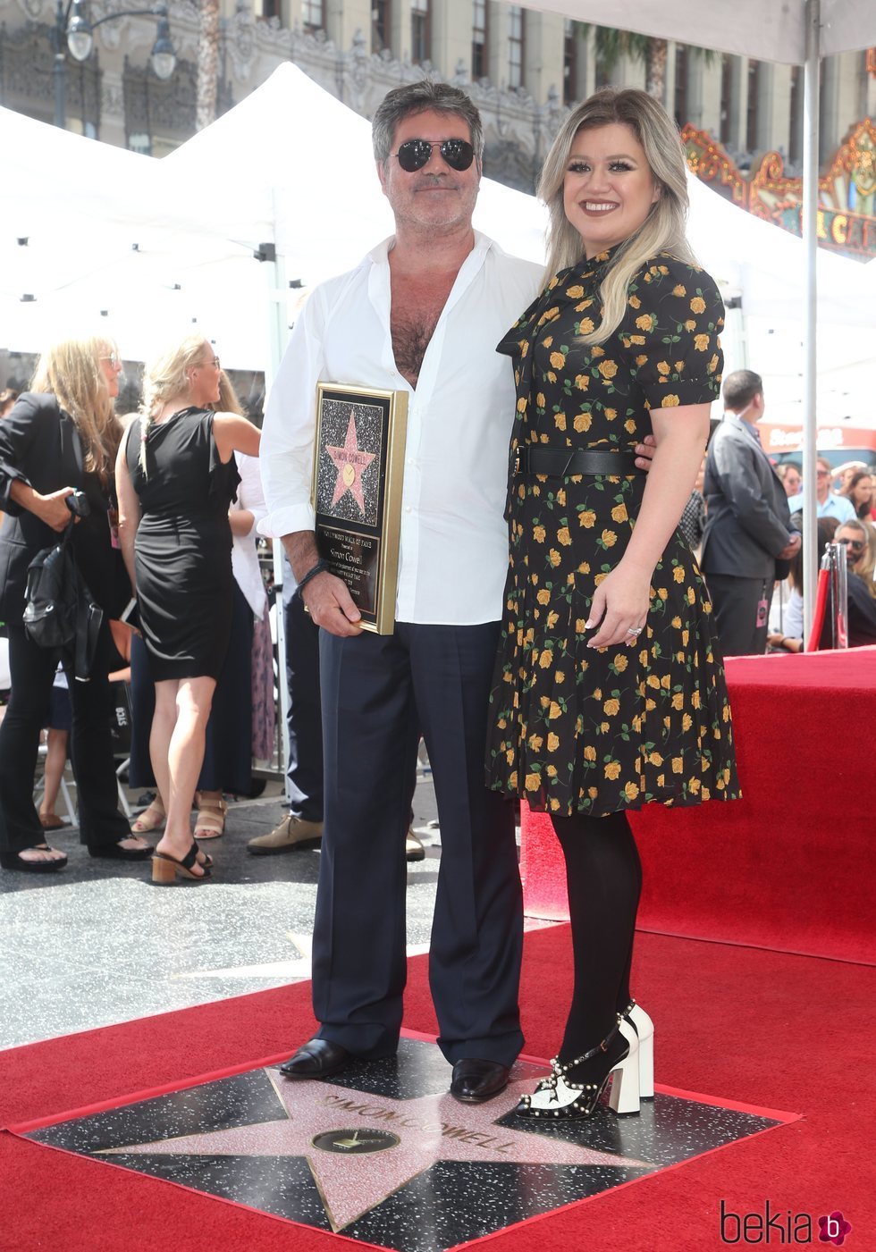 Kelly Clarkson acompaña a Simon Cowell en la entrega de su estrella en la Paseo de la Fama de Hollywood