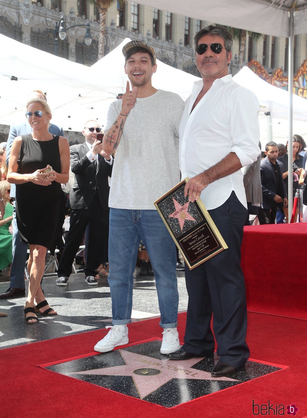 Louis Tomlinson acompaña a Simon Cowell en la entrega de su estrella en la Paseo de la Fama de Hollywood