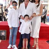 Simon Cowell recibe su estrella en el Paseo de la Fama de Hollywood junto a su familia