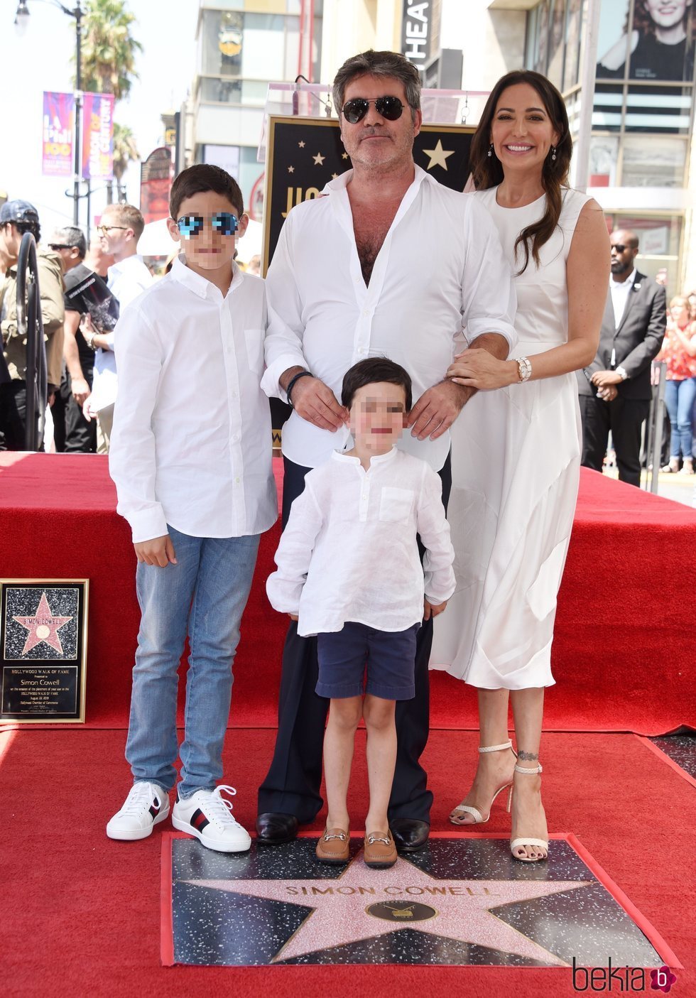 Simon Cowell recibe su estrella en el Paseo de la Fama de Hollywood junto a su familia
