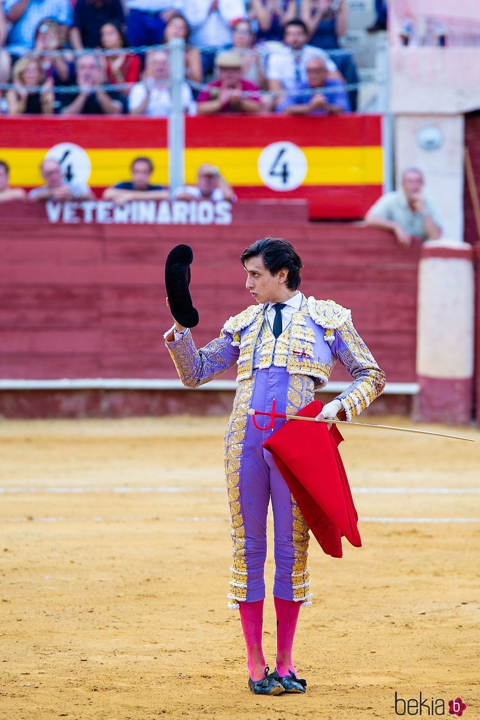 Roca Rey brindando uno de sus toros en la Feria de Almería 2018