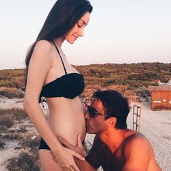 Hugo ('GH') besa con cariño la tripa de embarazada de Adara Molinero