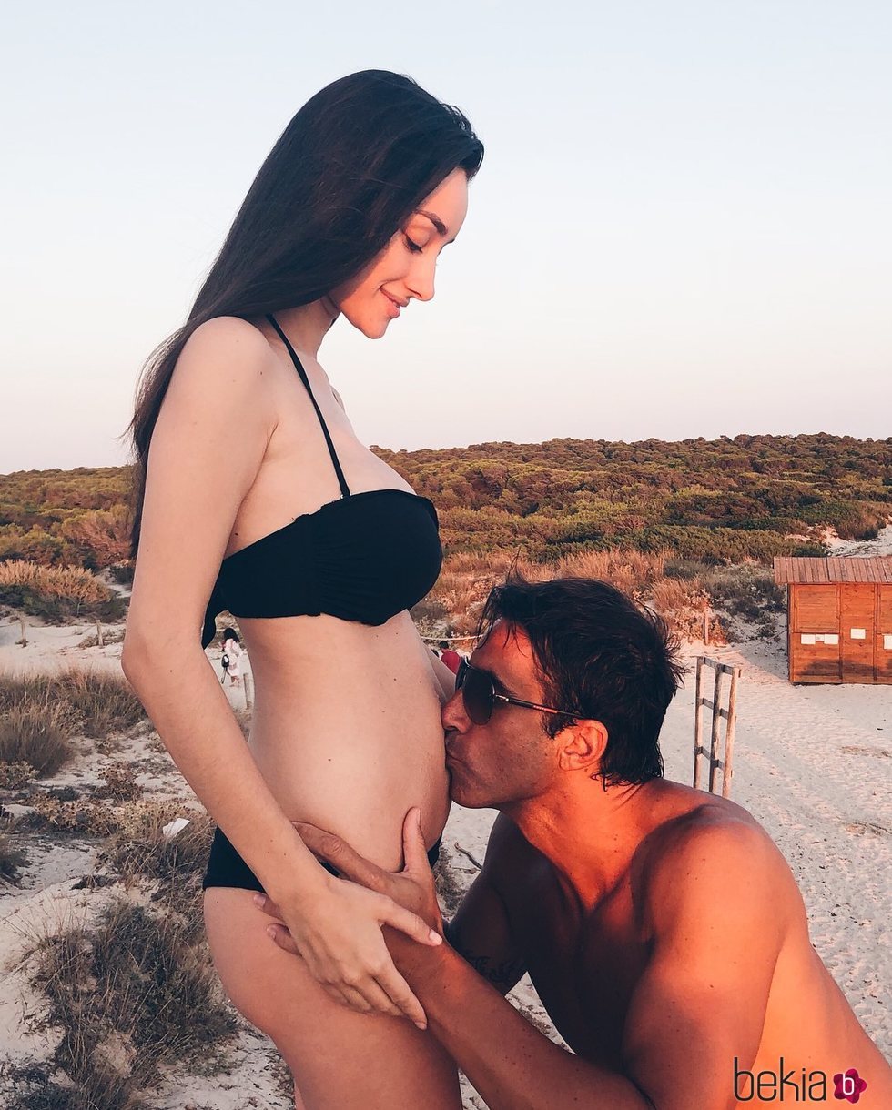 Hugo ('GH') besa con cariño la tripa de embarazada de Adara Molinero