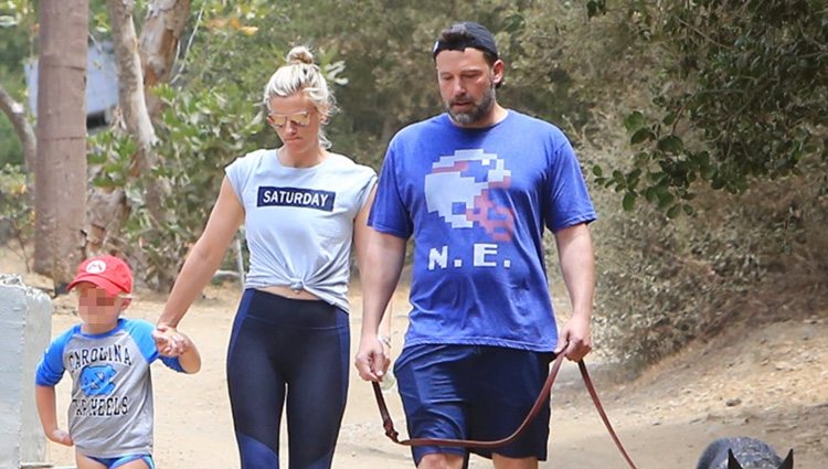 Ben Affleck junto a Lindsay Shookus y su hija paseando a un perro
