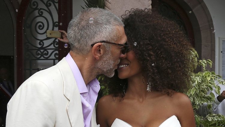 Vincent Cassel y Tina Kunakey se besan en el día de su boda