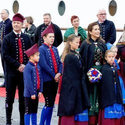 La Familia Real danesa en una visita en las Islas Faroe con trajes tradicionales