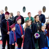 La Familia Real danesa en una visita en las Islas Faroe con trajes tradicionales