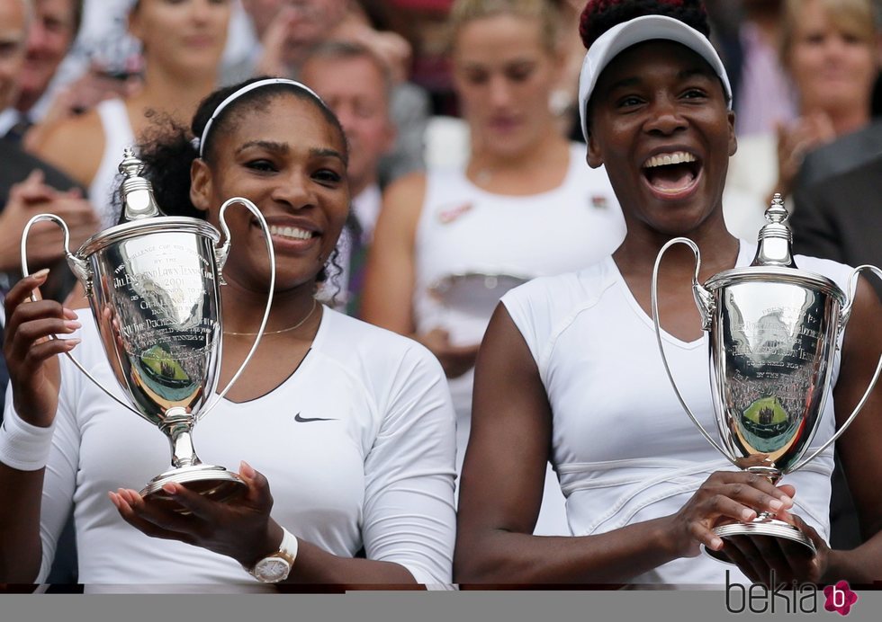 Serena y Venus Williams tras ganar en dobles Wimbledon 2016