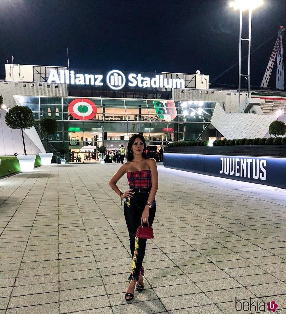 Georgina Rodríguez posando delante del Allianz Stadium de la Juventus