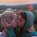 Chiara Ferragni y Fedez dándose un romántico beso en su viaje a Ibiza