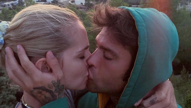 Chiara Ferragni y Fedez dándose un romántico beso en su viaje a Ibiza